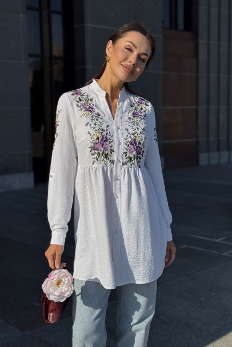Белая удлиненная блузка с вышивкой 21-632-1