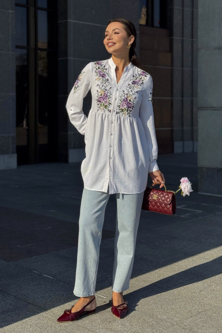 Белая удлиненная блузка с вышивкой 21-632-1