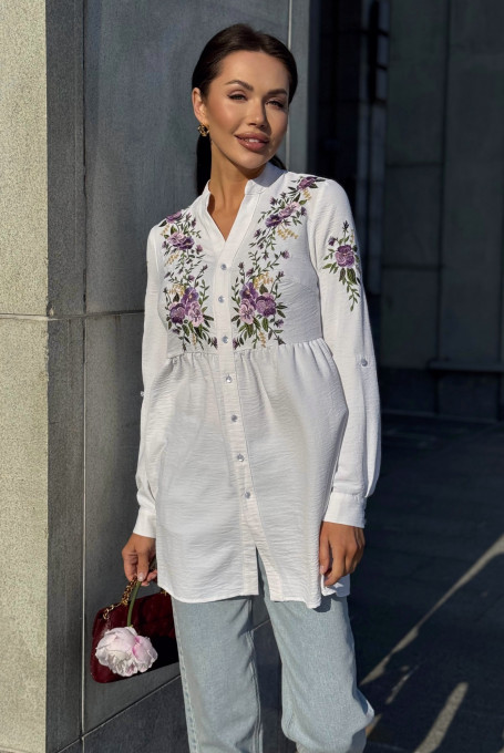 Белая удлиненная блузка с вышивкой 21-632-1