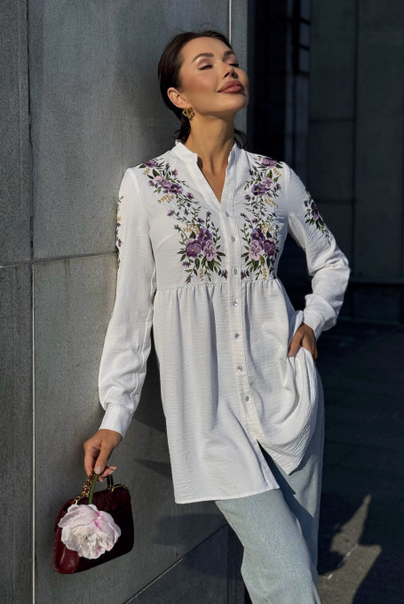 Белая удлиненная блузка с вышивкой 21-632-1