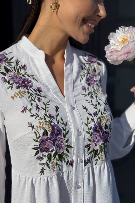 Белая удлиненная блузка с вышивкой 21-632-1