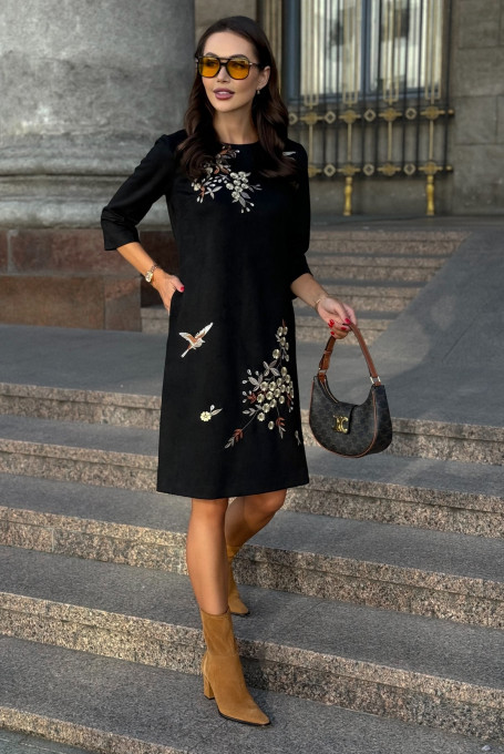 Чёрное замшевое платье с  вышивкой 21-711-1