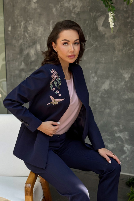 Женский синий брючный костюм с вышивкой 22-958-1
