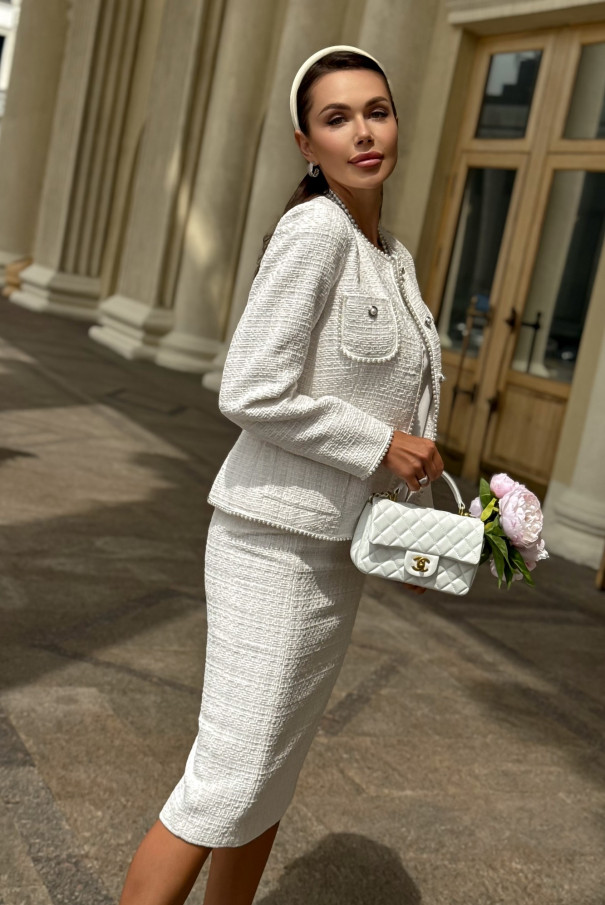 Белый твидовый костюм женский с юбкой в стиле Шанель от бренда URS