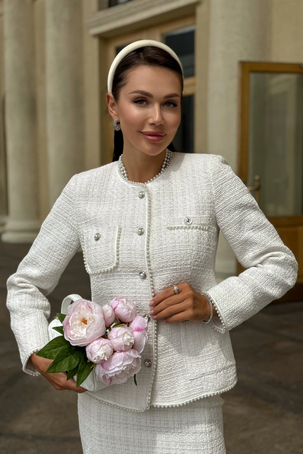 Белый твидовый костюм женский с юбкой в стиле Шанель от бренда URS