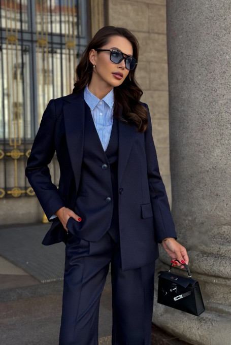 Синий женский брючный костюм-тройка с жилетом 23-261-2