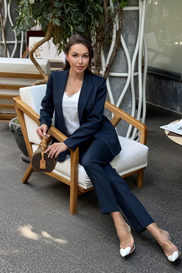 Льняной брючный костюм синего цвета URS / ЮРС