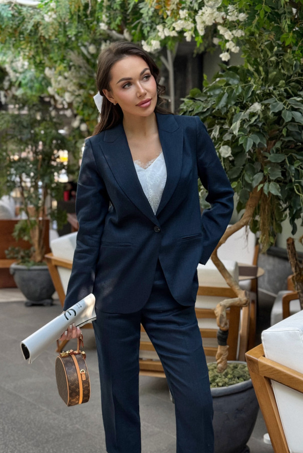 Льняной брючный костюм синего цвета URS / ЮРС