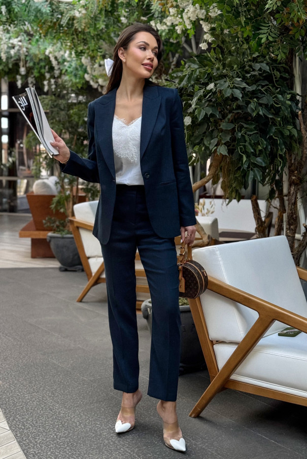 Льняной брючный костюм синего цвета URS / ЮРС