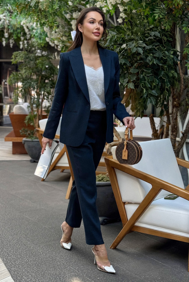 Льняной брючный костюм синего цвета URS / ЮРС