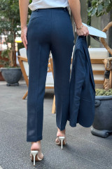 Льняной брючный костюм синего цвета URS / ЮРС