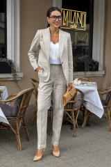 Льняной женский брючный костюм с жакетом URS / ЮРС