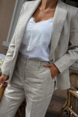 Льняной женский брючный костюм с жакетом URS / ЮРС