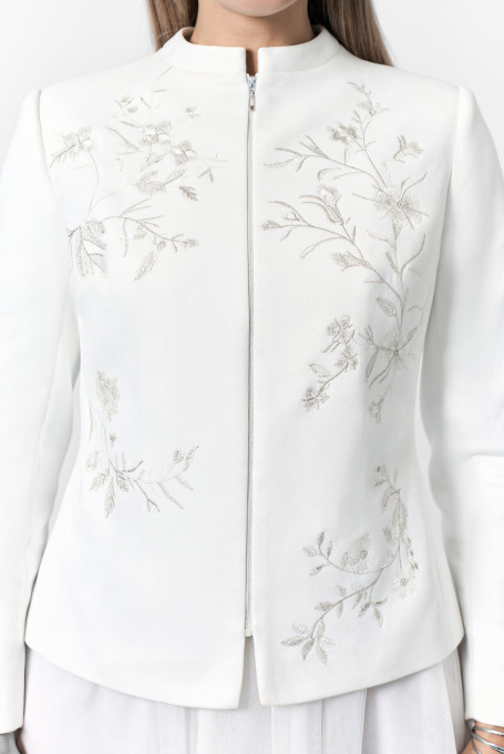 Белый замшевый жакет (пиджак) с вышивкой женский 24-365-2