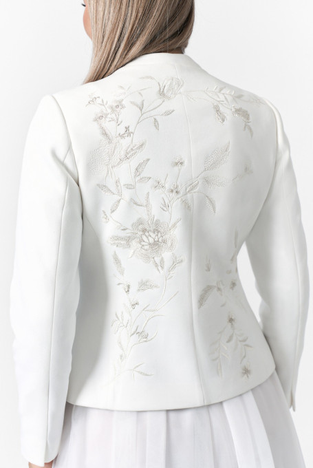 Белый замшевый жакет (пиджак) с вышивкой женский 24-365-2