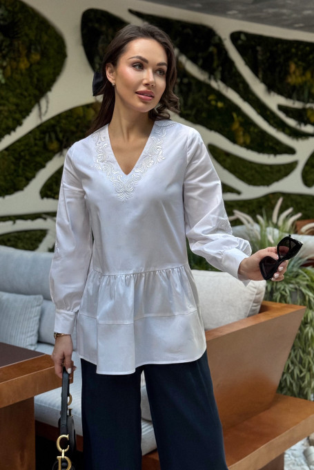 Белая блузка с вышивкой 24-392-1