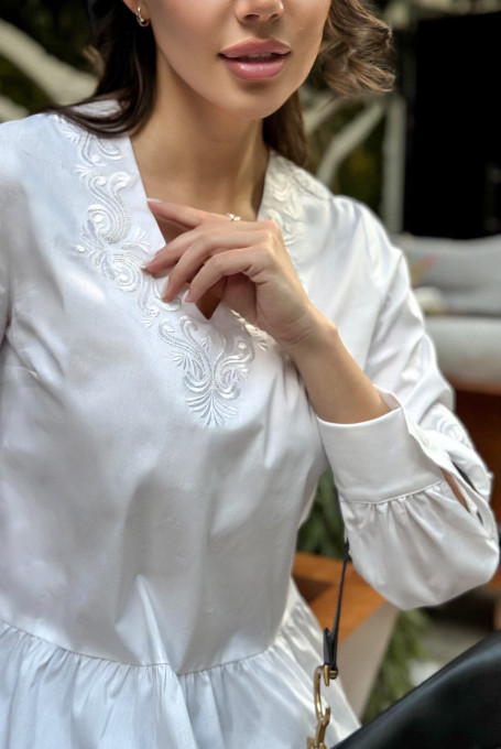 Белая блузка с вышивкой 24-392-1