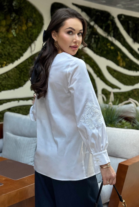 Белая блузка с вышивкой 24-392-1