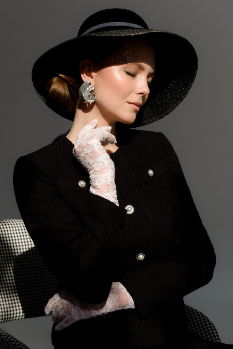 Черный твидовый костюм с юбкой миди деловой 24-411-1