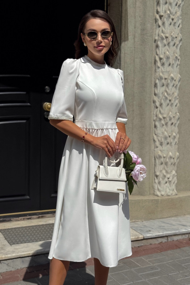 Белое элегантное платье миди, воротник-стойка — URS / ЮРС