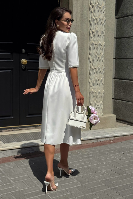 Белое элегантное платье миди, воротник-стойка 24-422-2