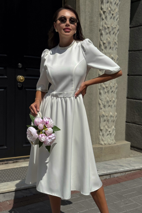 Белое элегантное платье миди, воротник-стойка — URS / ЮРС