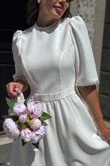 Белое элегантное платье миди, воротник-стойка — URS / ЮРС