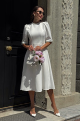 Белое элегантное платье миди, воротник-стойка — URS / ЮРС