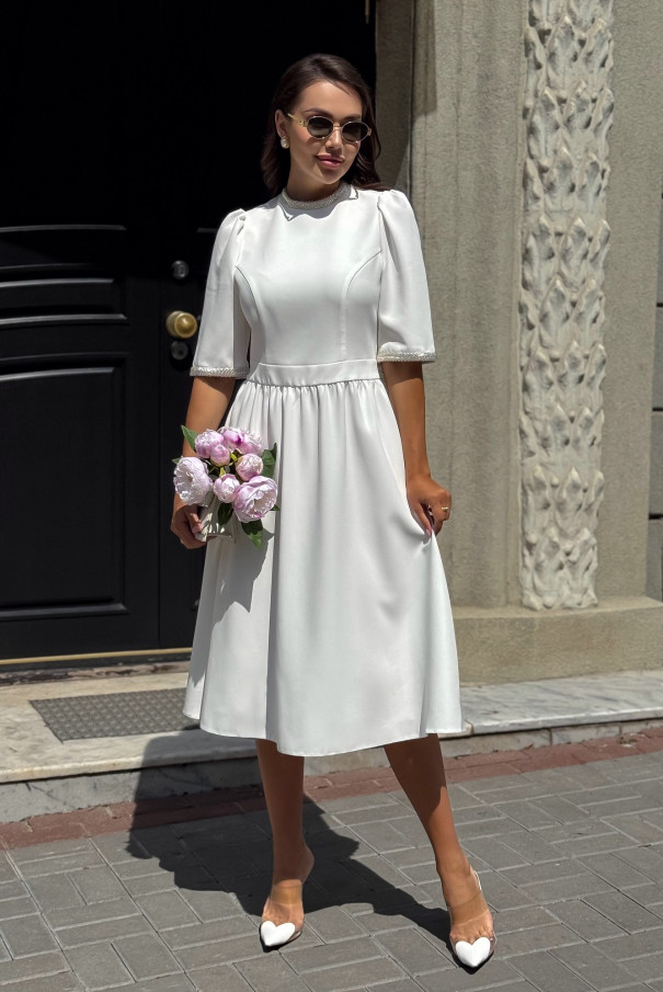 Белое элегантное платье миди, воротник-стойка — URS / ЮРС