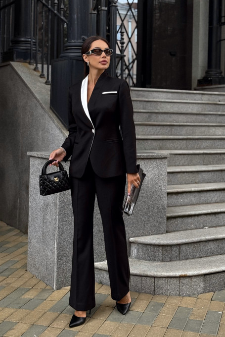 Элегантный черный брючный костюм с пиджаком 24-440-1