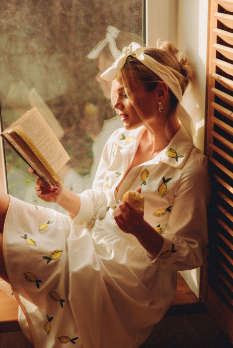 Белое летнее платье с вышивкой лимоны 25-536-1