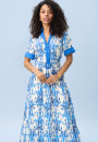 Белое платье миди с васильковым принтом 25-583-2