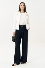 Белый твидовый жакет с брошью URS / ЮРС