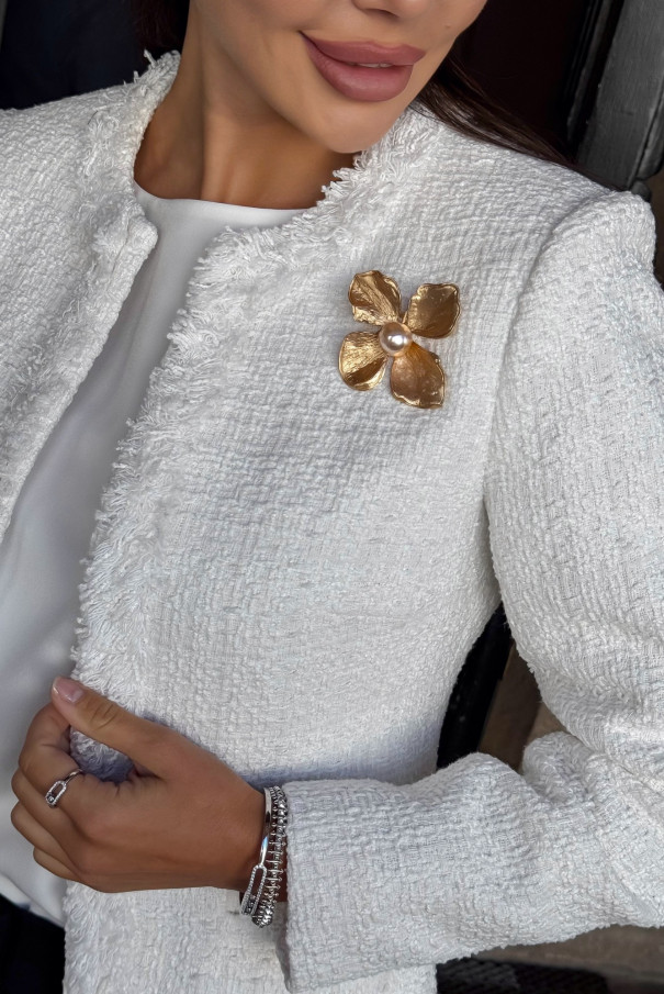 Белый твидовый жакет с брошью URS / ЮРС