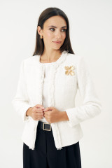 Белый твидовый жакет с брошью URS / ЮРС