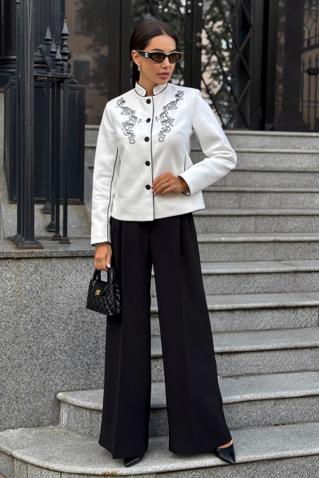 Белый замшевый жакет (пиджак) с вышивкой женский 25-663-1