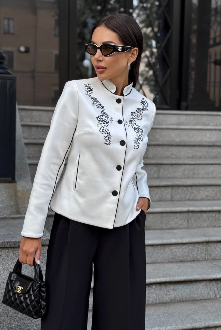 Белый замшевый жакет (пиджак) с вышивкой женский 25-663-1