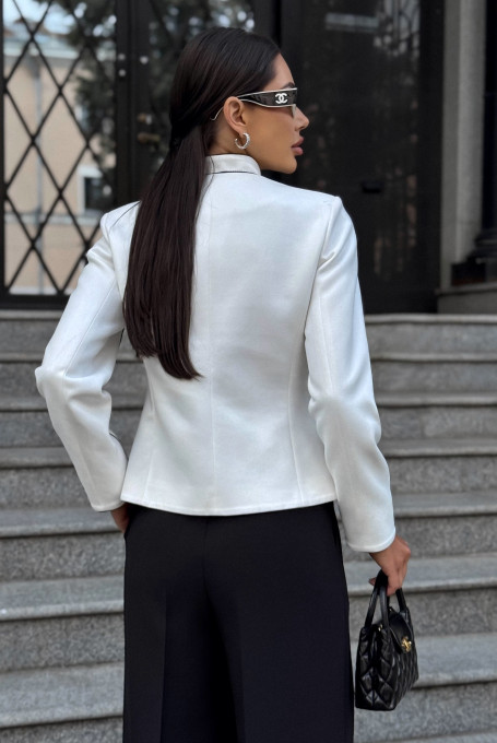 Белый замшевый жакет (пиджак) с вышивкой женский 25-663-1